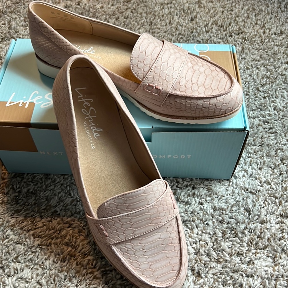 Size 10 Wide loafers , life stride brand
